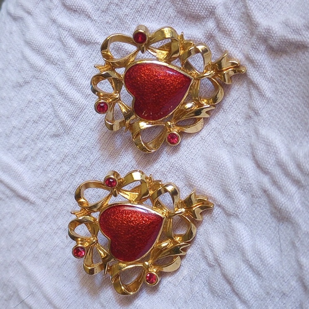Vintage Avon enamel red heart and scroll bows ❤️ earrings gold tone clip on
